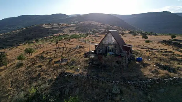 Malatya'da bin 600 rakımdaki bungalov evi görenler bir daha bakıyor