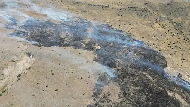 Malatya'da dağlık alanda çıkan yangın havadan görüntülendi