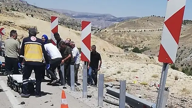 Malatya'da otomobil bariyerlere çarparak takla attı