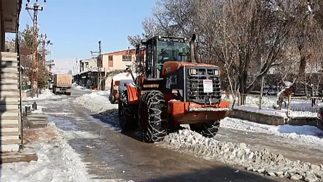 Marangozlar Sitesi'nde kar temizleme çalışması