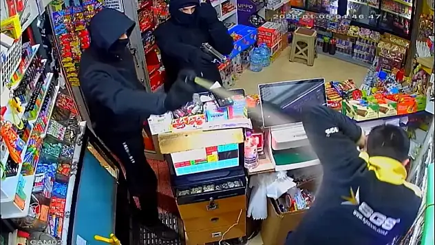 Market sahibine dehşeti yaşatan gaspçıları polis kıskıvrak yakaladı