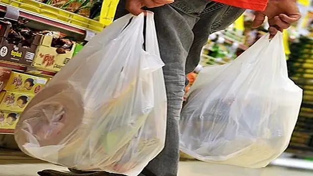 Marketlerdeki plastik poşetlerin yüzde 100 zamlanmasına tepki