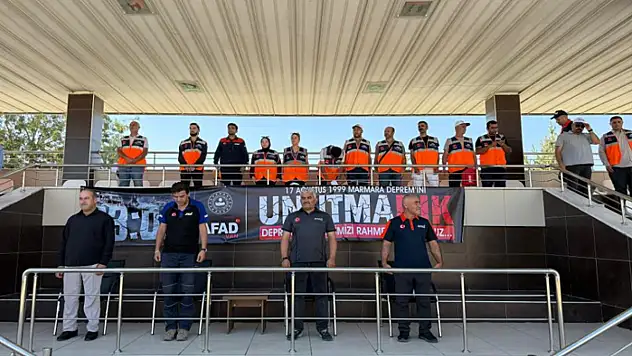 Marmara depreminde hayatını kaybedenler Van'da anıldı