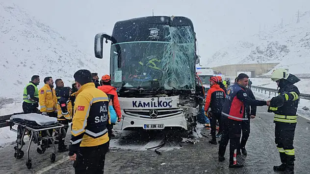 Marmaris'ten Van'a gelen yolcu otobüsü kaza yaptı