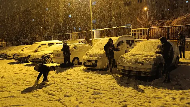 Mart kapıdan baktırır, kazma kürek yaktırır