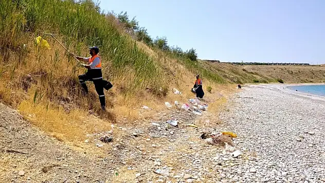 Mavi Bayraklı Halk Plajı'nda temizlik çalışması
