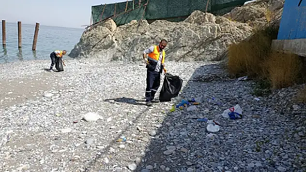 Mavi bayraklı halk plajında temizlik çalışması