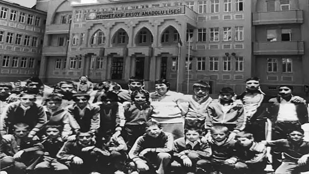 Mehmet Akif Ersoy Lisesi mezunları yıllar sonra yeniden buluşuyor