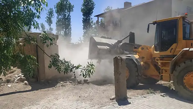 Metruk yapılar yıktırılıyor