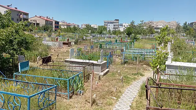 Mezarlıklar bayrama hazır