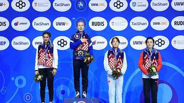 Milli güreşçi Esrin Baş, dünya ikincisi