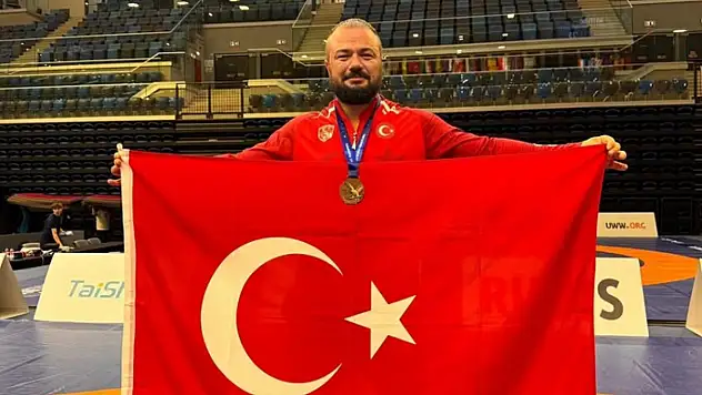 Milli güreşçi Sarıçiçek dünya üçüncüsü oldu