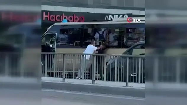 Minibüs şoförü yola atladı, korna çalan sürücüyü tekme tokat dövdü