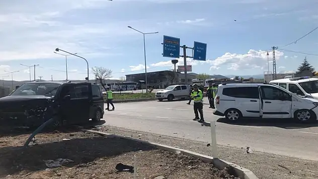 Minibüs ve otomobil çarpıştı! Onlarca yaralı var