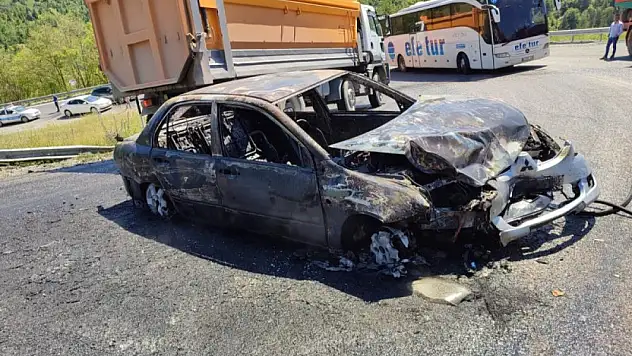 Minibüsle çarpışan otomobil alev topuna döndü: 7 yaralı