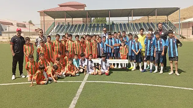 Müdür Aksoy'dan minik sporculara ziyaret