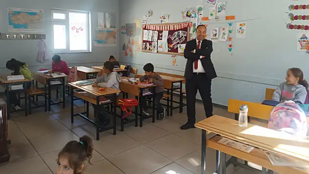 Müdür Deniz'den okul ziyareti