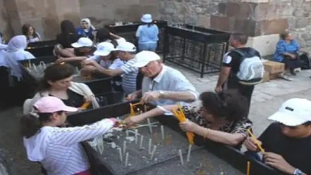 KİLİSENİN MUM GELİRİ DEPREMZEDELERE!