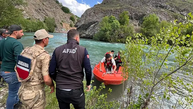 Munzur Nehri'nde mahsur kalan vatandaşı ekipler kurtardı