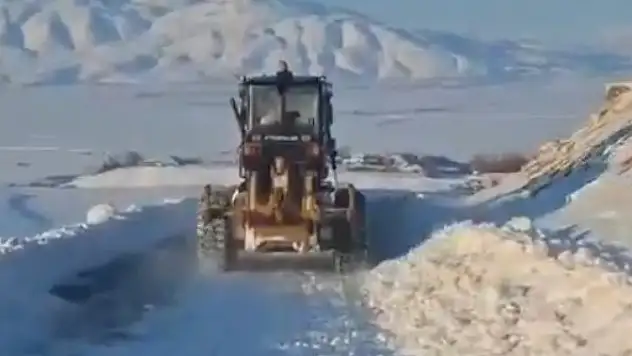 Muradiye'de karla mücadele sürüyor