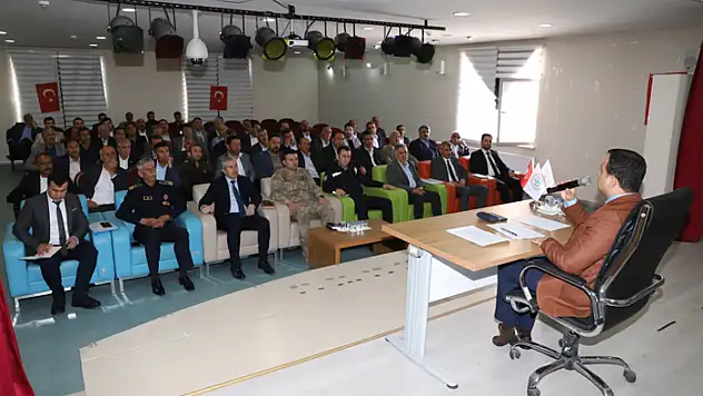 Muradiye'de muhtarlar ve halk toplantısı düzenlendi