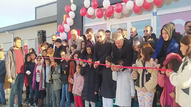 Muradiye'de yarı olimpik yüzme havuzu hizmete girdi