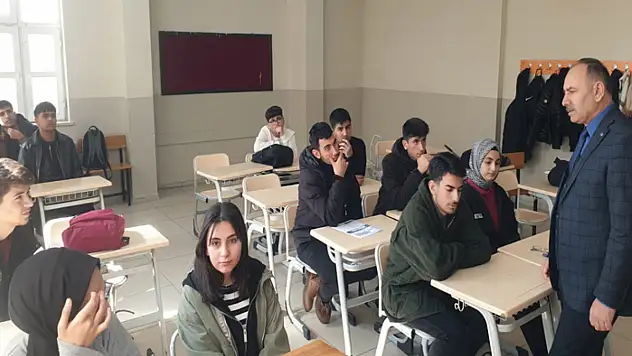 Muradiye İlçe Milli Eğitim Müdürü Alhan'dan, Alpaslan Fen Lisesi'ne ziyaret