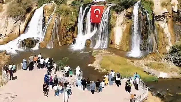 Muradiye Şelalesinde dev Türk bayrağı açıldı