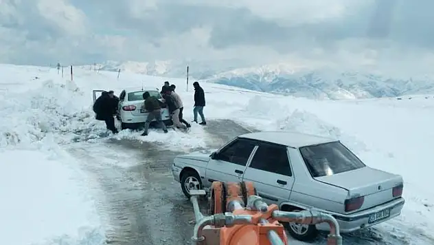 Muş'ta tipi nedeniyle yolda mahsur kalan 60 kişi kurtarıldı