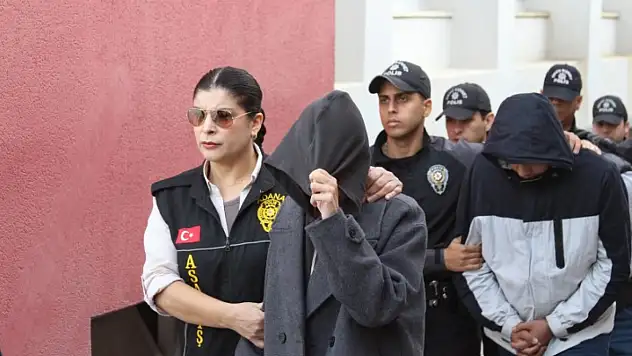 Müteahhitleri 19 milyon lira dolandıran şebeke çökertildi