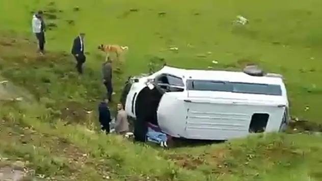 Mutki'de minibüs şarampole yuvarlandı