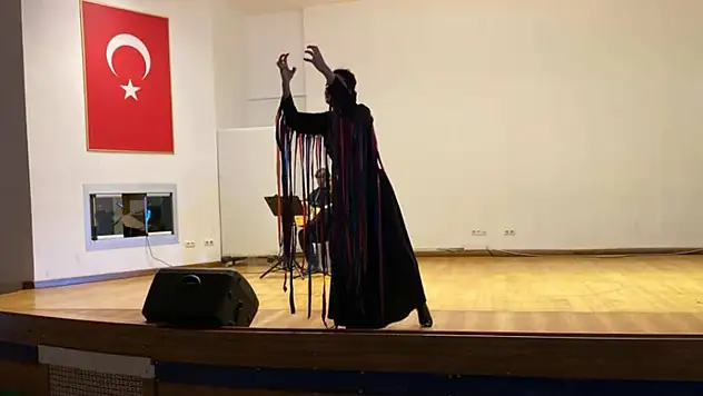 Nazlı Çığa'nın tek kişilik oyunu Nefes Muradiye'de sahnelenecek