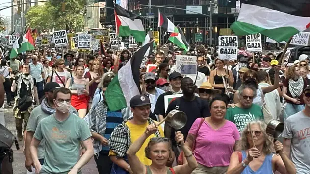 New York'ta on binlerce kişi Filistinliler için yürüdü