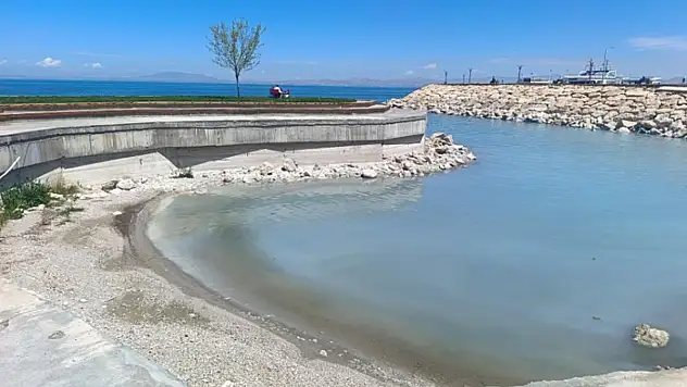 Nisan yağmurları yeterli olmadı: Van Gölü'nde çekilme sürüyor