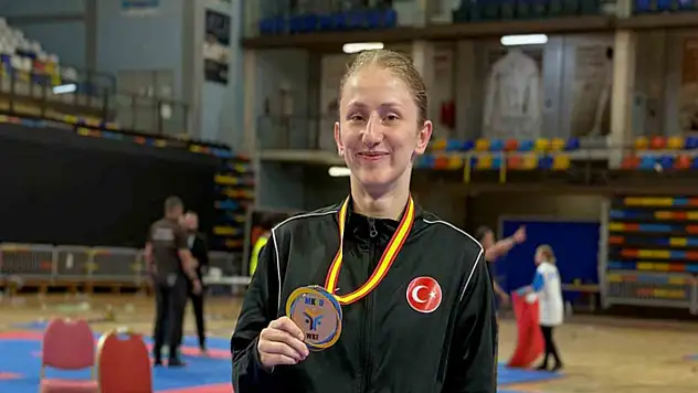 Nurbade Büber İspanya'da Akdeniz Şampiyonu oldu