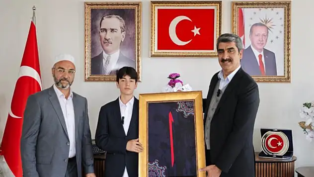 Ödülünü Filistin'e bağışladı