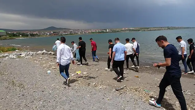 Öğrenci ve öğretmenler Van Gölü sahilini temizledi