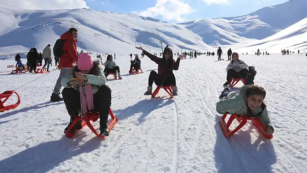 Öğrenciler kayarak eğlendi