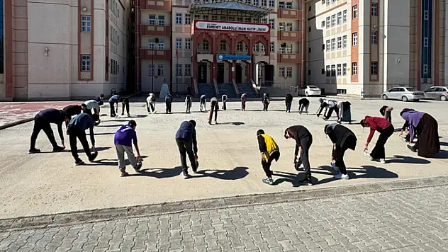 Öğrenciler sağlıklı yaşam için yürüdü