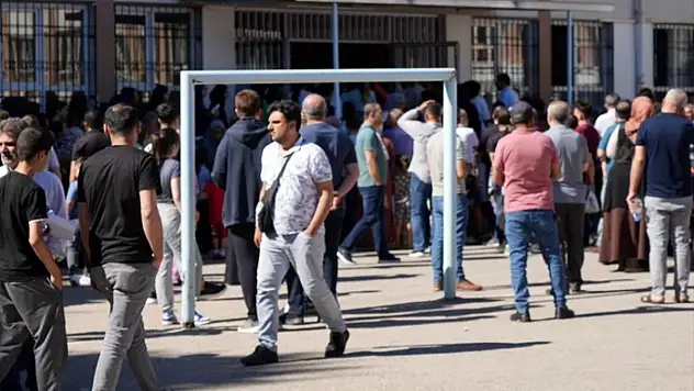Öğrenciler sınavda veliler dışarıda ter döktü