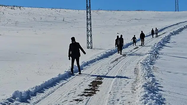 Öğrenciler sömestr tatilinde kızakla kayarak eğleniyor