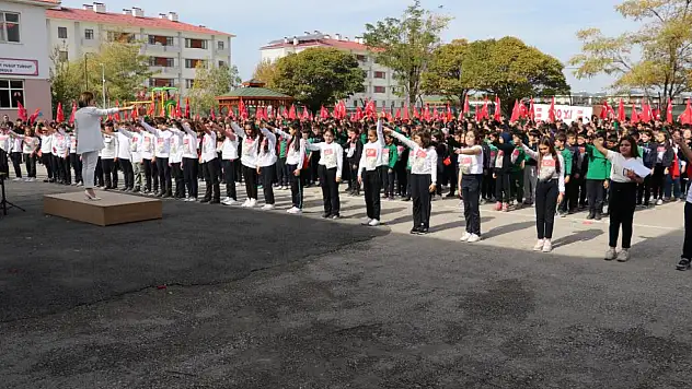 Öğrencilerden oratoryo gösterisi