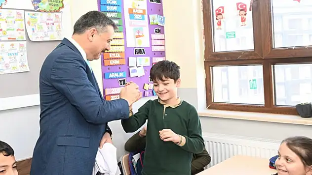 Öğrencilerden Vali Çiftçi'ye forma imzalatma sürprizi