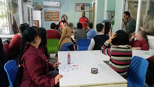 Öğrencilere işaret dili eğitimi