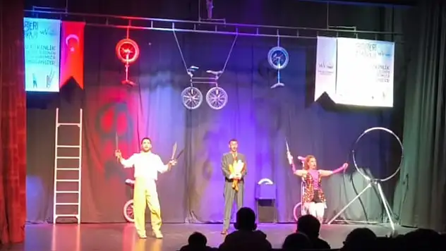 Öğrencilere yönelik kültürel etkinlik kapsamında akrobasi gösterileri düzenlendi