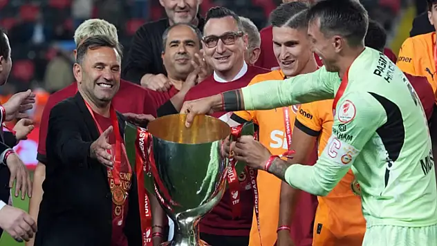 Okan Buruk üst üste 3, toplamda 4. kez şampiyon yaptı