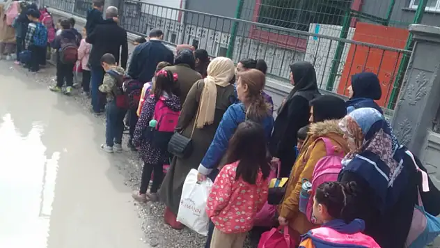 Okul girişleri yağışlı günlerde göle dönüşüyor: Öğrenci ve veliler acil çözüm istiyor