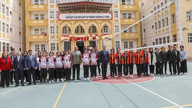 Okullara voleybol ve basketbol sahası