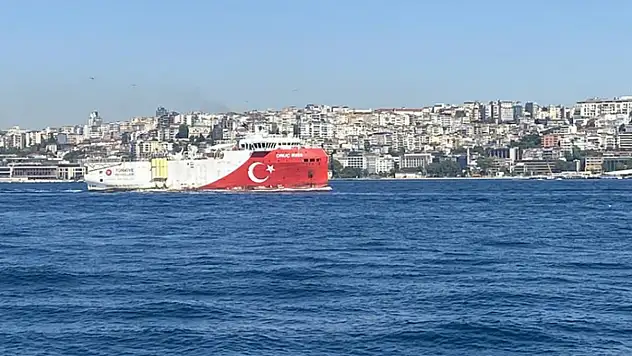 Oruç Reis Gemisi İstanbul Boğazı'ndan geçti