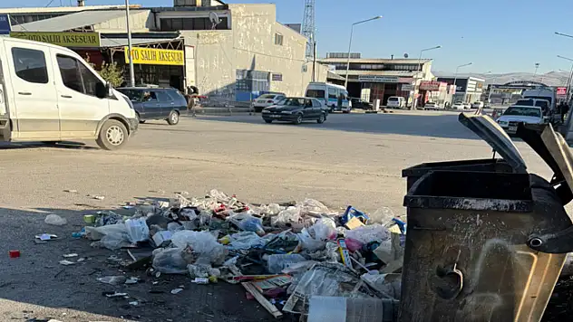 Oto sanayi esnafları zamanında toplanmayan çöplerden şikâyetçi